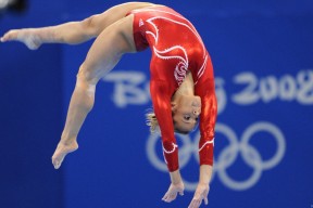 开云体育世界杯-广厦终结上海，东契奇接管F1，当竞技场成为英雄的试金石