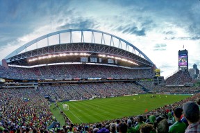 开云官网2026-欧冠淘汰赛焦点战，黄蜂逆转老鹰，绝境中绽放的足球史诗